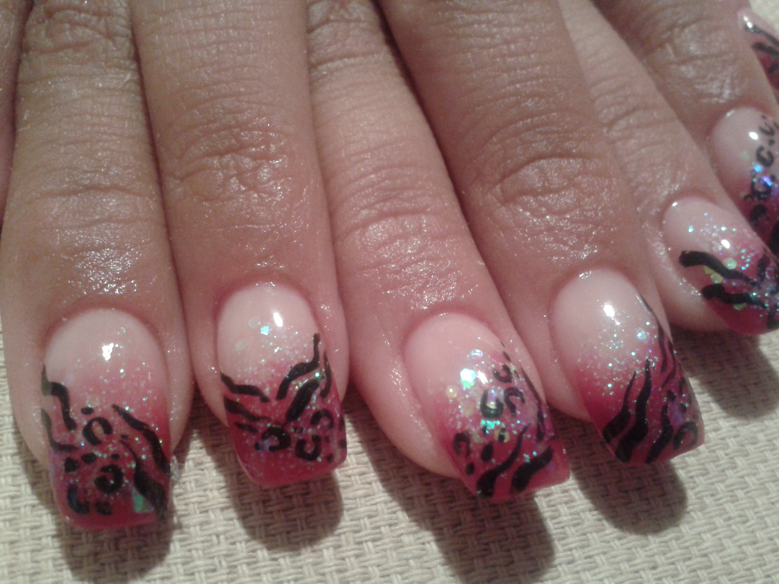 Acrílicas rojas con brillos cebra-leopardo! | Miriam Dream nails